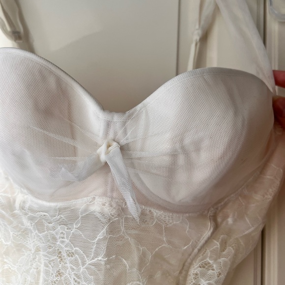 White Lace Corset with Bow - Picture 4 of 7